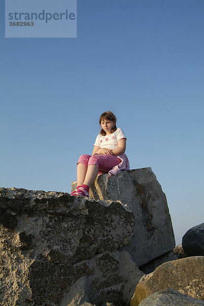 Mädchen auf stein