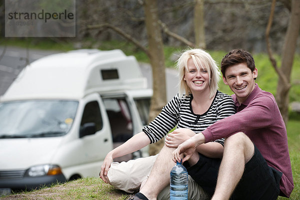 Paar Entspannung mit Wohnmobil