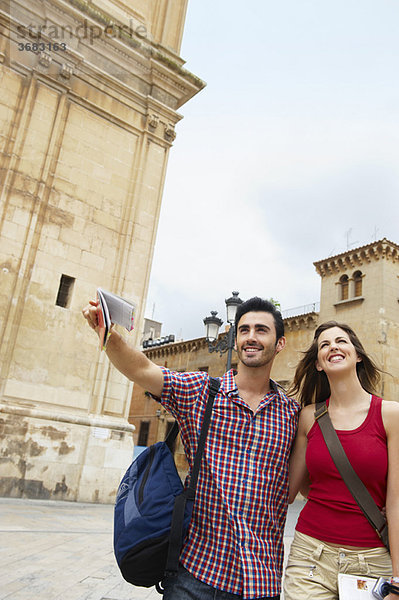 Touristenpaar auf dem Altstadtplatz