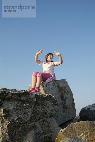 Mädchen auf stein