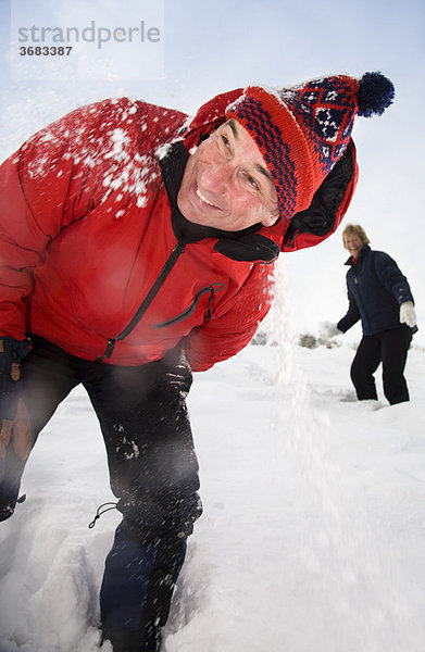 Seniorenpaar wirft Schneebälle