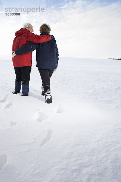 Seniorenpaar im Schnee