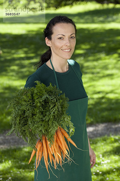Gärtnerin mit Karottenstrauß