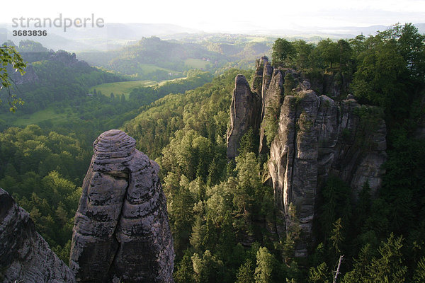 Deutschland  Sachsen  Elbsandsteingebirge  Sächsische Schweiz  Blick auf Sandsteinformationen
