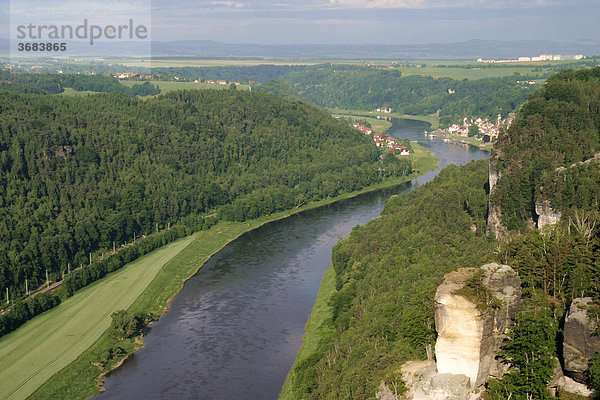 Deutschland  Elbsandsteingebirge  Sächsische Schweiz  Blick von der Bastei auf Sandsteinformationen und die Elbe