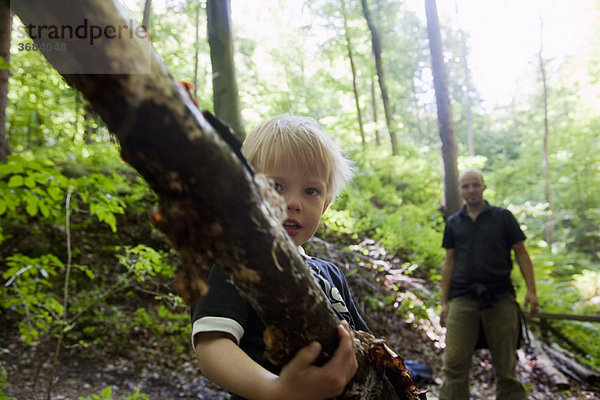 Junge mit einem Glied im Wald