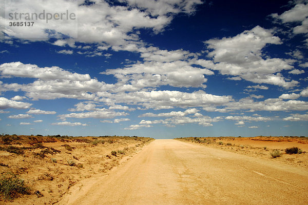 Staubige Sandpiste durch das Buschland Süd Australiens  Himmel mit Wolkenstimmung