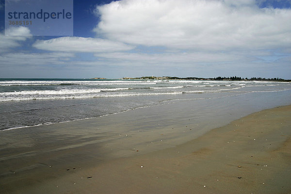 Küste in Süd Australien. Wellen rollen an den Strand  Wolkenstimmung