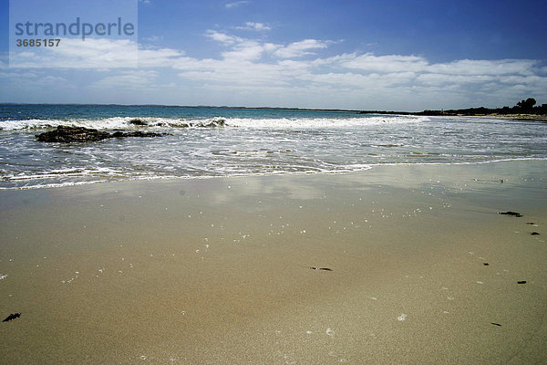 Küste  Strand in Süd Australien. Wellen rollen an den Strand  Wolkenstimmung