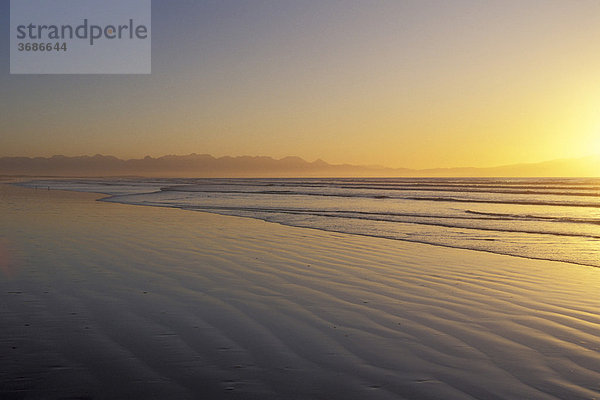 Sonnenaufgang bei Muizenberg False Bay Suedafrika