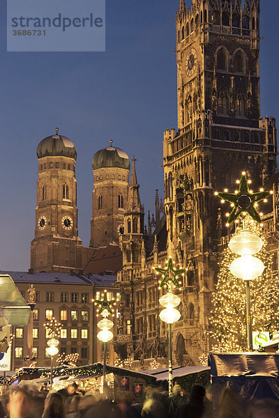 Christkindlmarkt auf dem Marienplatz in München mit Mariensäule Rathaus und Frauenkirche Oberbayern Deutschland