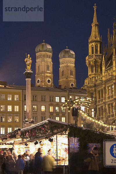 Christkindlmarkt auf dem Marienplatz in München mit Mariensäule Rathaus und Frauenkirche Oberbayern Deutschland