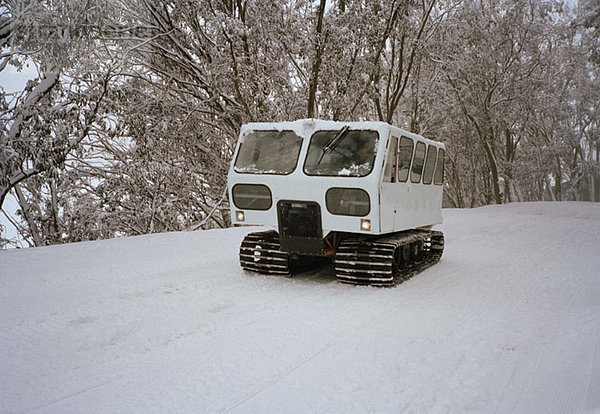 Ein Kettenfahrzeug auf einer verschneiten Straße