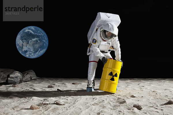 Ein Astronaut  der eine Trommel aus giftigem Material auf der Mondoberfläche rollt.