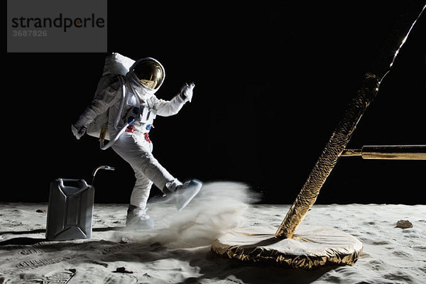 Ein wütender Astronaut ohne Gas auf dem Mond