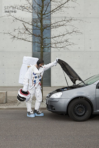 Ein Astronaut mit Autoproblemen