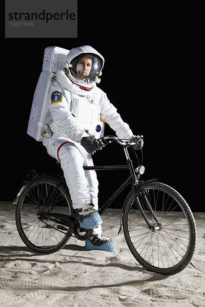 Ein Astronaut auf einem Fahrrad auf dem Mond