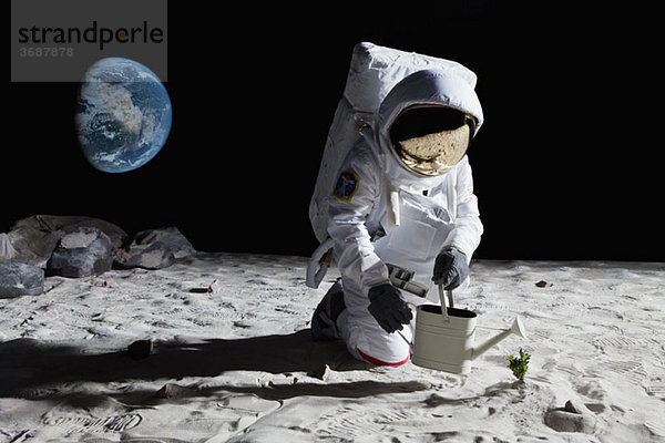 Ein Astronaut im Garten auf dem Mond