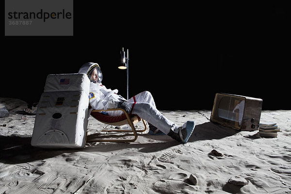 Ein Astronaut auf dem Mond beim Fernsehen