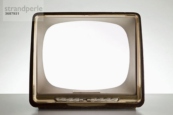 Ein Fernseher mit einem beleuchteten  leeren Bildschirm