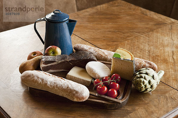 Ein einfaches rustikales Essen auf einem Holztisch