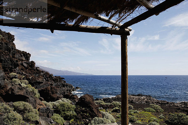 Blick von einer Strandhütte auf die Küste  La Restinga  El Hierro  Spanien