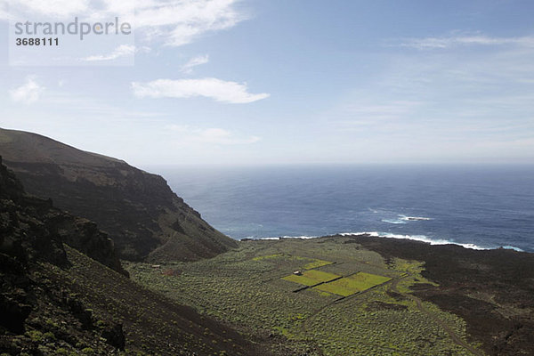 Blick auf eine Küstenlandschaft und das Meer  El Hierro  Spanien