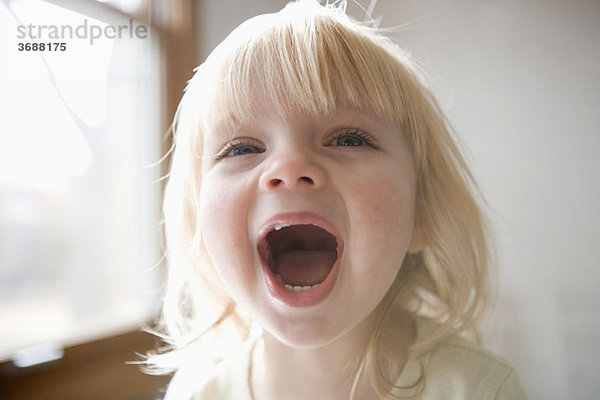Porträt eines jungen Mädchens beim Lachen