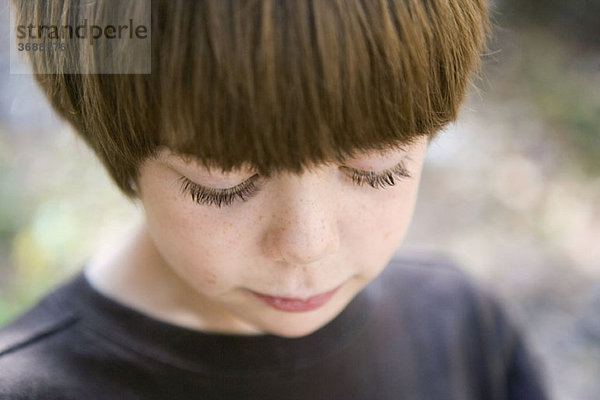 Porträt eines Jungen mit Blick nach unten