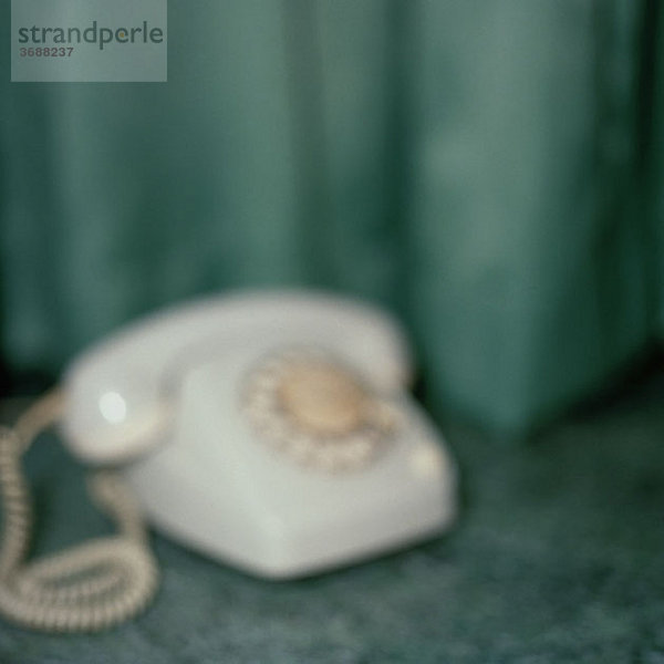 Ein altmodisches Telefon  defokussiert.