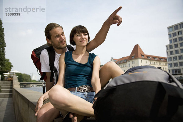 Ein junges Paar an der Spree  Berlin  Deutschland