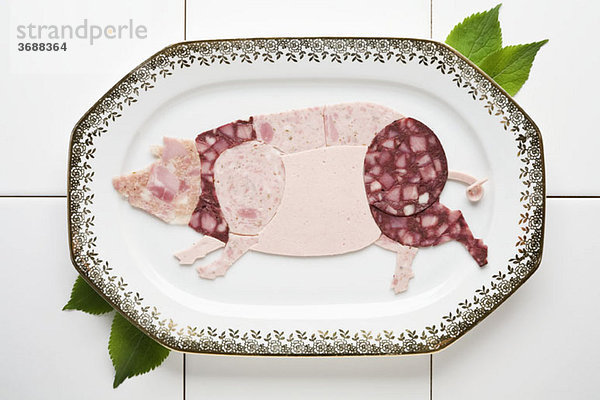 Aufschnitt in Form eines Schweins auf einem Teller
