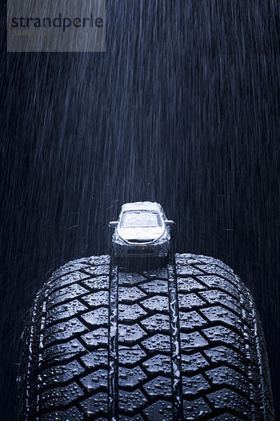 Detail des Regens auf einem Spielzeugauto auf einem Reifen