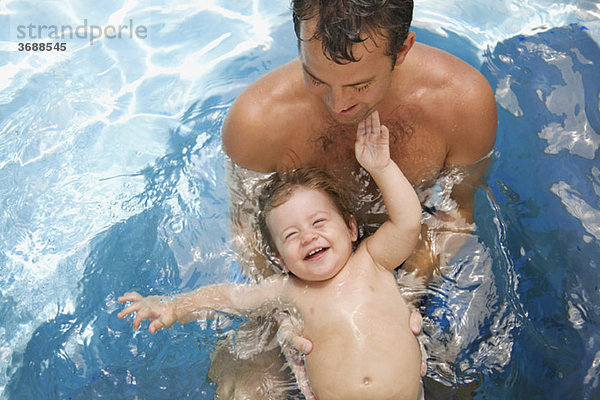 Ein Mann und ein kleiner Junge in einem Schwimmbad
