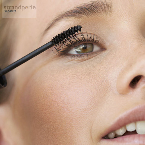 Detail einer jungen Frau mit Wimperntusche