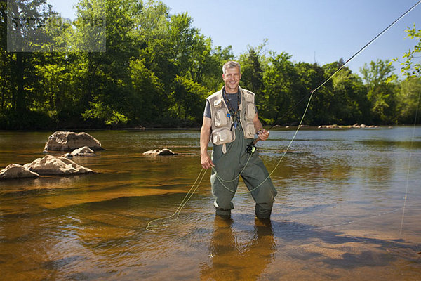 Portrait eines Mannes beim Fliegenfischen in einem Fluss  North Carolina  USA