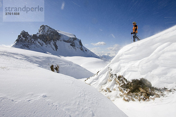 Haidachstell Wand im Rofan mit Schneeschuhgeher im Winter  Tirol  Österreich  Europa