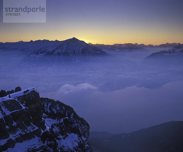 Blick vom Niederhorn auf den Thuner See im Winter nach Sonnenuntergang  Bern  Schweiz