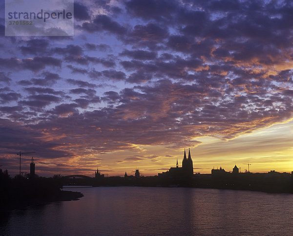 Panorama  Sonnenuntergang  Köln  Nordrhein-Westfalen  Deutschland  Europa