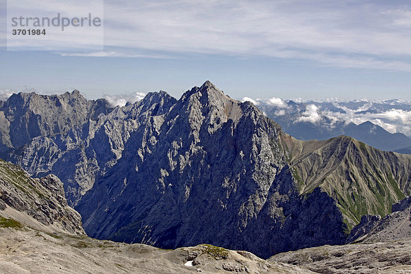 Ausblick von der Zugspitzplatt  Zugspitze  Wettersteingebirge  Bayern  Deutschland  Europa