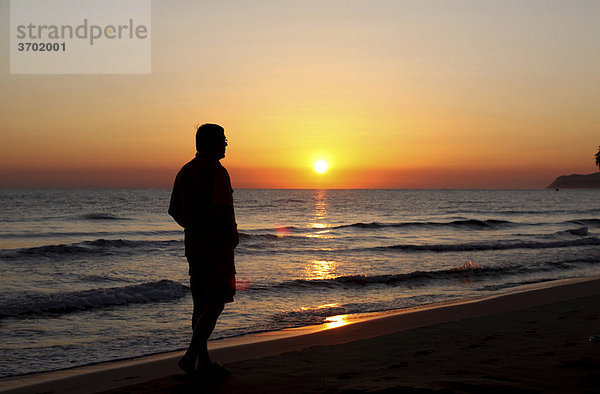 Mann am Strand bei Sonnenaufgang  Stalis  Kreta  Griechenland  Europa