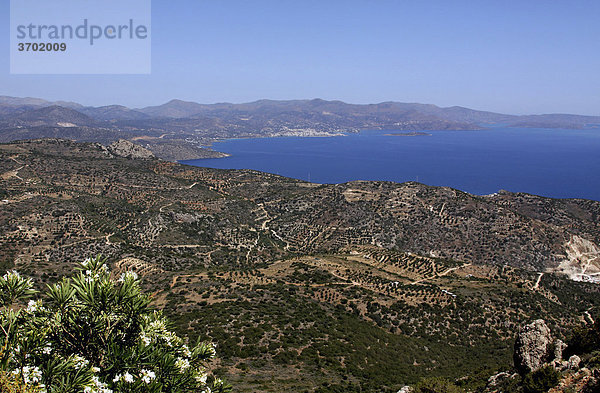 Golf von Mirambello  hinten Agios Nikolaos  Aussicht von der Terrasse  Moni Faneromenis  Kloster  Kreta  Griechenland  Europa