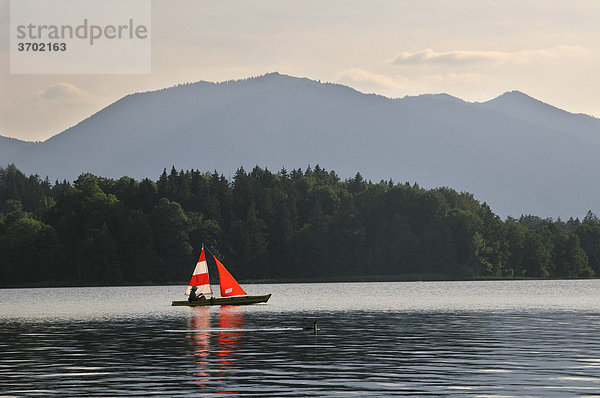Kleines Segelboot auf dem Staffelsee  Oberbayern  Bayern  Deutschland