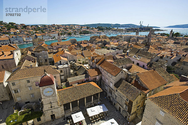 Blick über Trogirs Dächer vom Campanile  Glockenturm  der Laurentius Kathedrale  Trogir  Norddalmatien  Kroatien  Europa