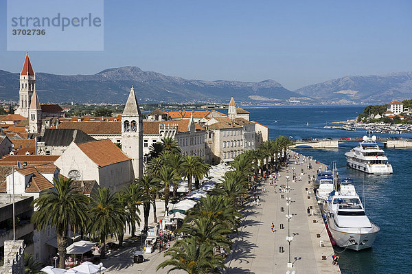 Blick auf die Uferpromenade vom Festungsturm des Kastell Karmelengo  Trogir  Zentraldalmatien  Kroatien  Europa