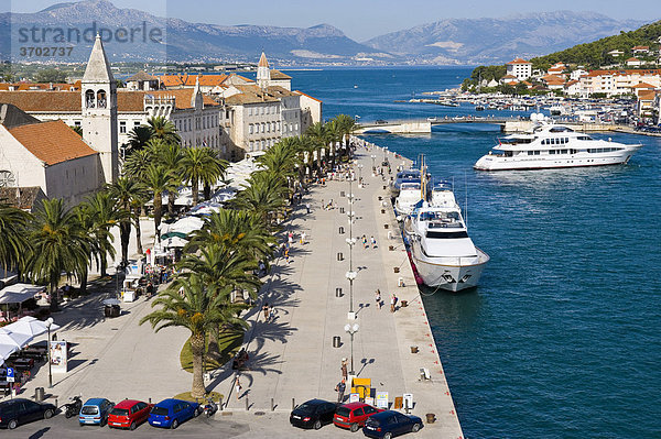 Blick auf die Uferpromenade vom Festungsturm des Kastell Karmelengo  Trogir  Zentraldalmatien  Kroatien  Europa