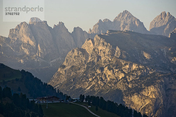 Blick in das Grödner Tal  vom Sella-Joch Richtung Seceda  Dolomiten  Südtirol  Italien  Europa