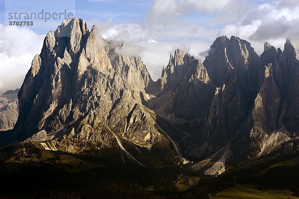Blick über die Seiser Alm auf den Langkofel  Dolomiten  Südtirol  Italien  Europa