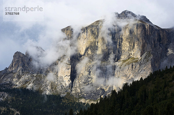 Wolkenverhangene Wände der Sella-Gruppe  Dolomiten  Südtirol  Italien  Europa