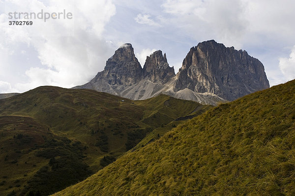 Blick auf die Südseite von Plattkofel und Langkofel vom Sella-Joch  Dolomiten  Südtirol  Italien  Europa